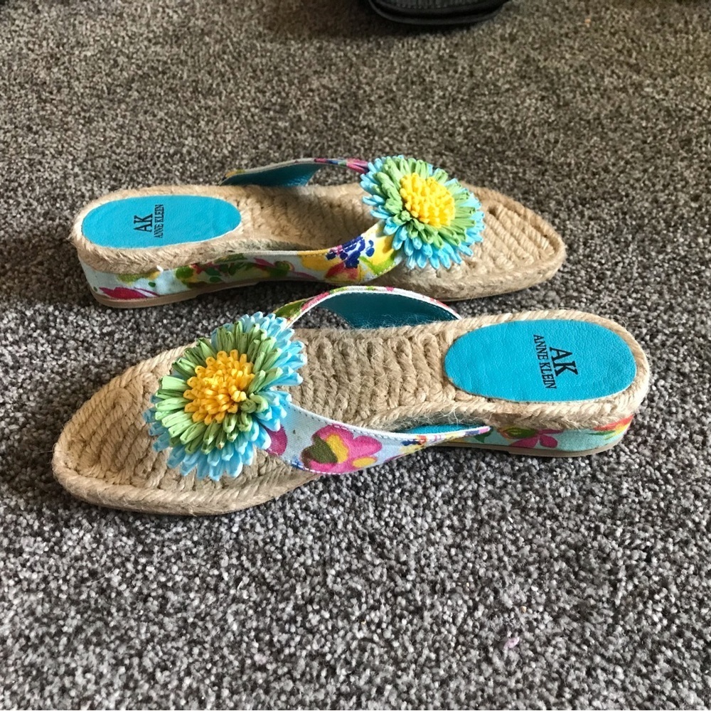 Anne Klein Women’s Flower Sandals / Flip flops - Peggy - Never Worn -Size 6M - Picture 5 of 6